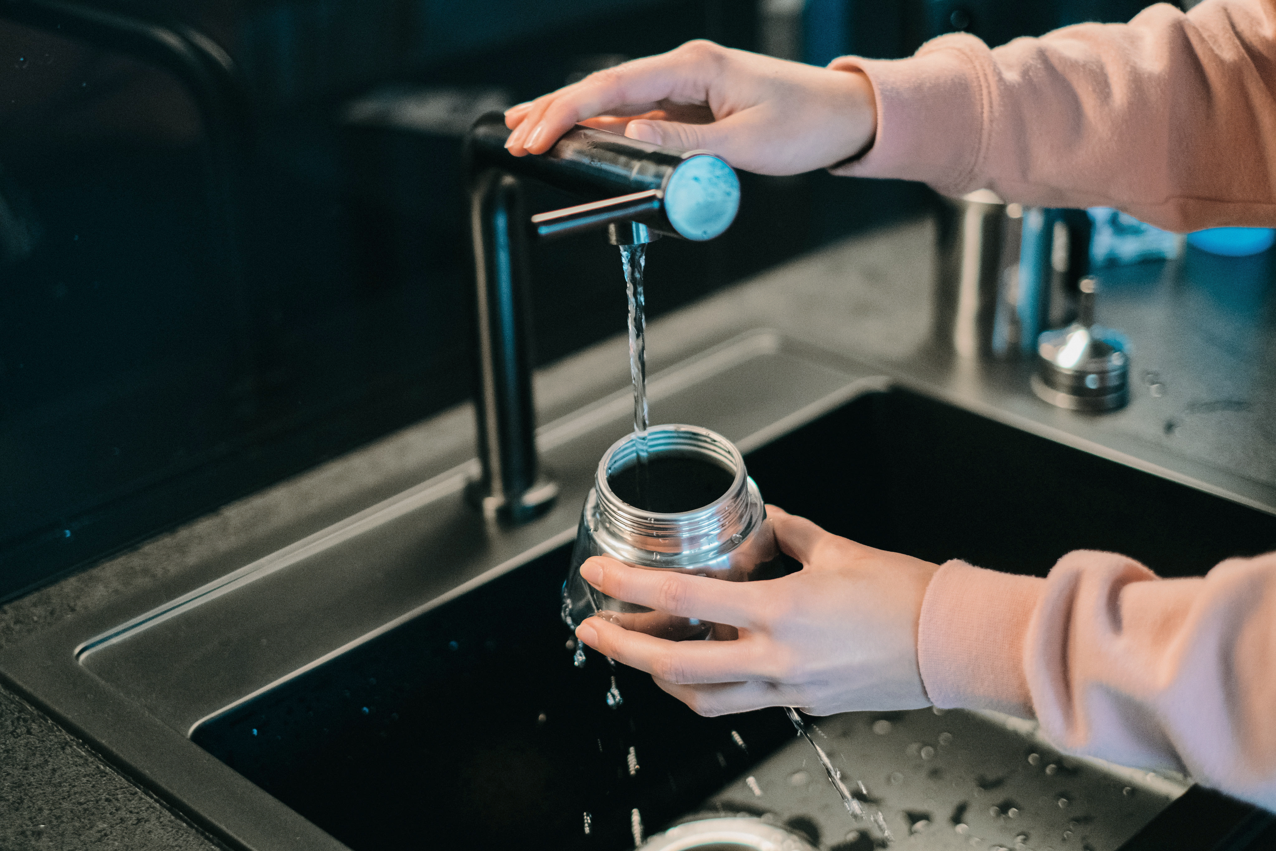 cleaning moka pot with water