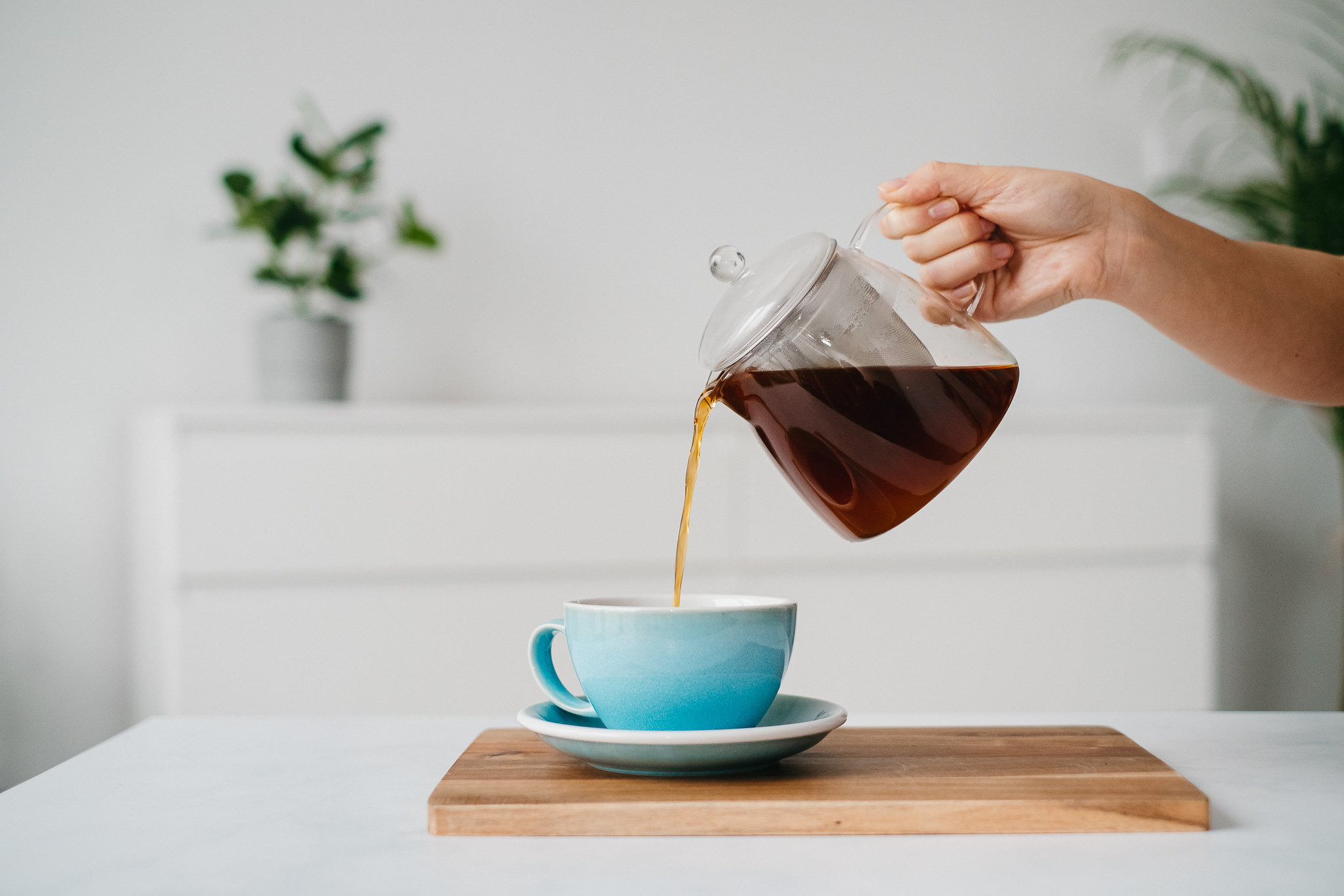 pouring tea Loveramics