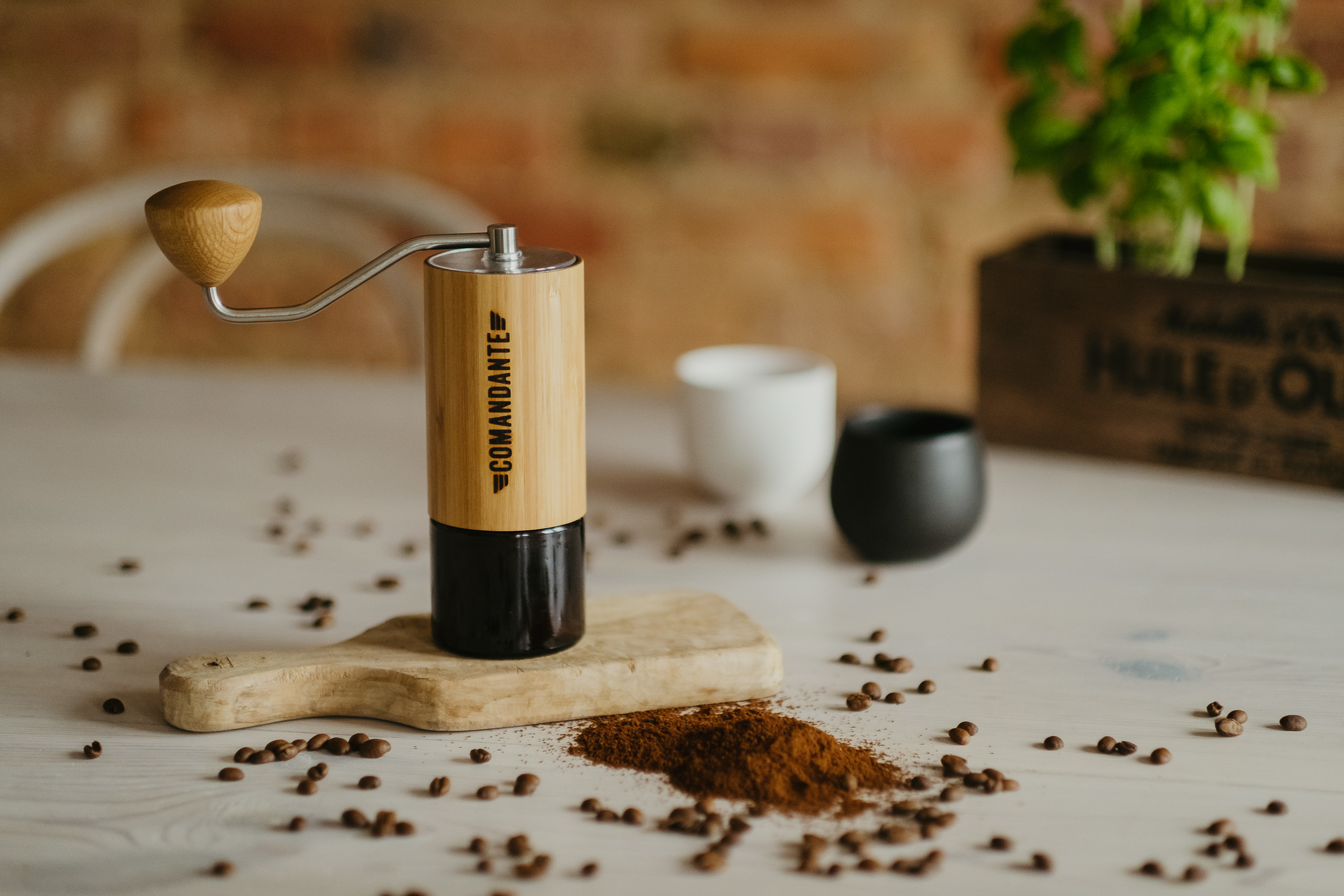 6 More Ways Manual Coffee Mill is Better Than Electric Ones - Holar