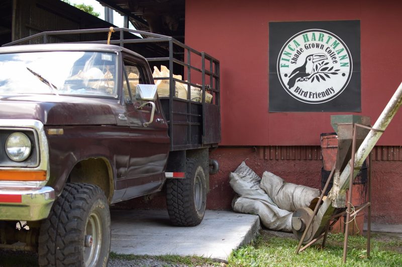 The logo of Finca Hartmann, which is also a wild bird reserve.