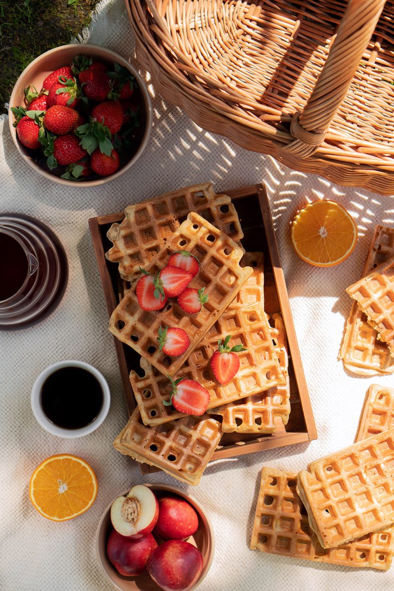 gofry z kawą i owocami