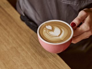 przygotowanie kawy z mlekiem - latte art